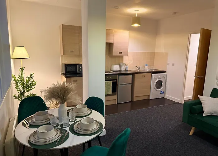 Luxury And Cosy Near Old Trafford M16, Free Private Parking, Fast Wi-Fi, Self Check-In Anytime Perfect For Late Arrivals, 5 Minutes To Old Trafford Stadium